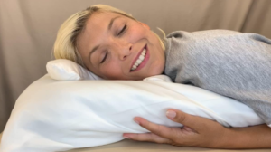 Woman resting on an anti-wrinle pillow.